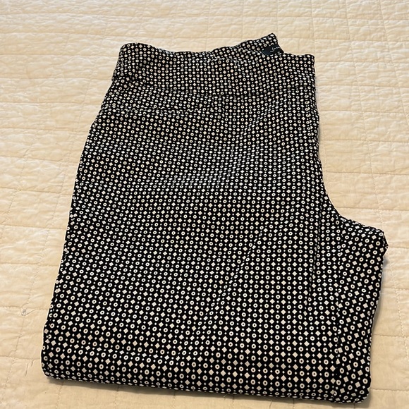 Stretch waistband black and white capris. Measure 17 across and 31 inch length - Picture 6 of 6